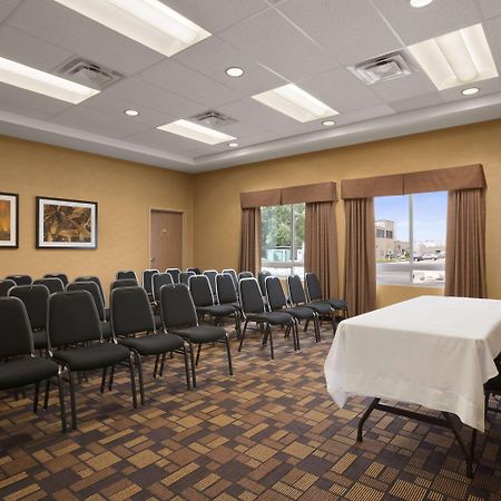 Days Inn & Suites By Wyndham Winnipeg Airport Manitoba Exterior photo