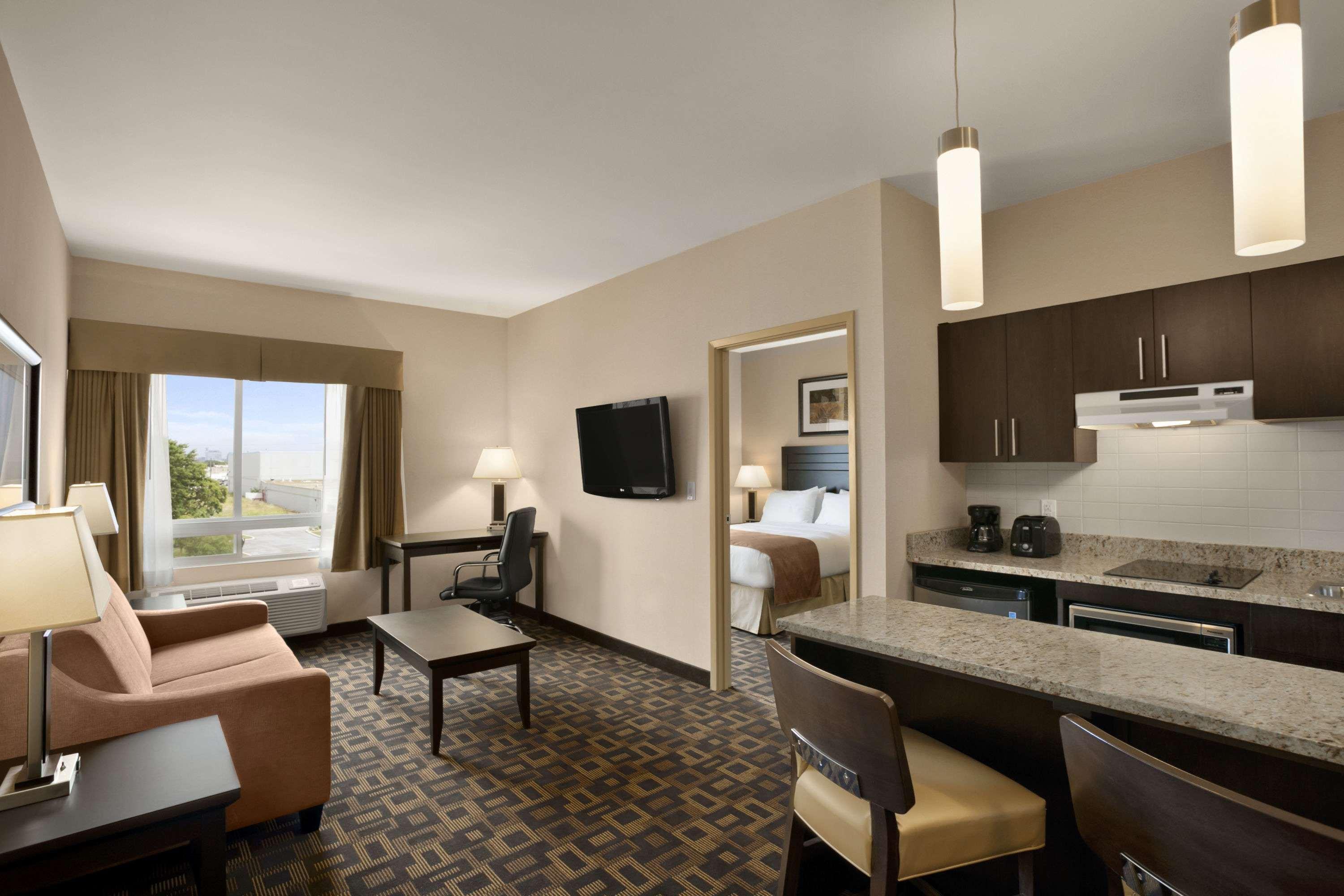 Days Inn & Suites By Wyndham Winnipeg Airport Manitoba Exterior photo