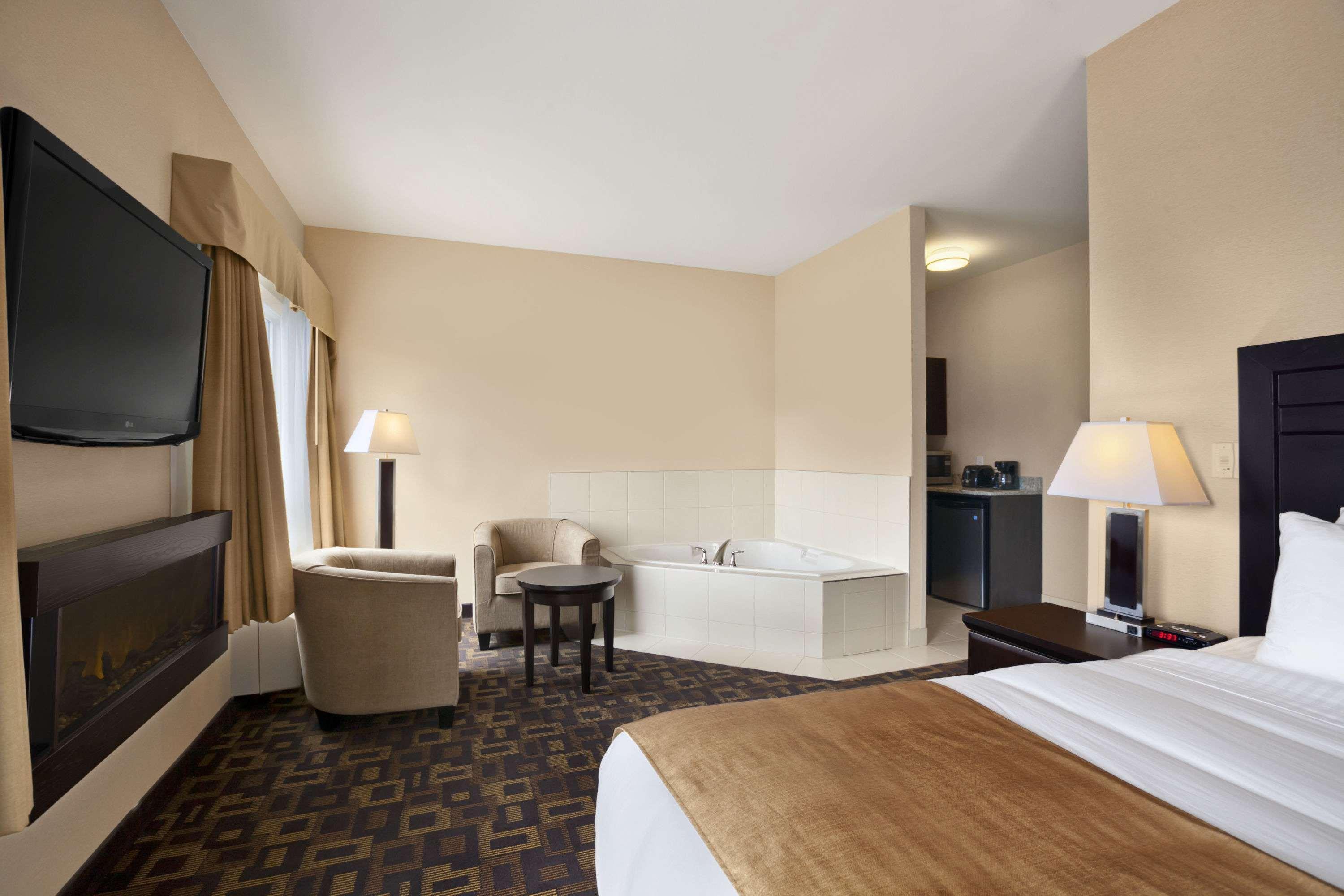 Days Inn & Suites By Wyndham Winnipeg Airport Manitoba Exterior photo