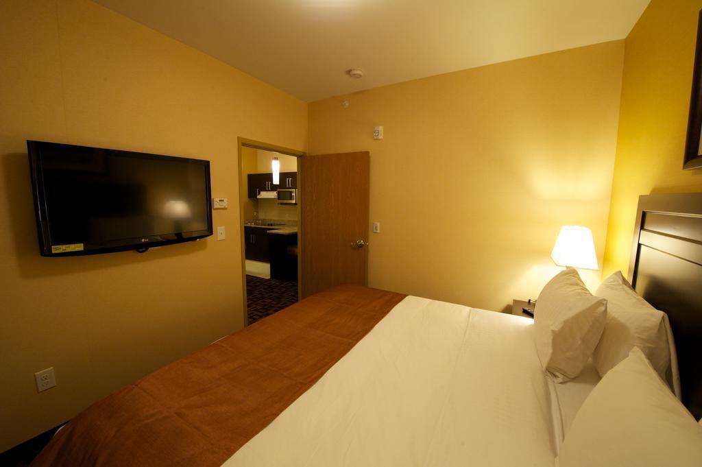 Days Inn & Suites By Wyndham Winnipeg Airport Manitoba Exterior photo