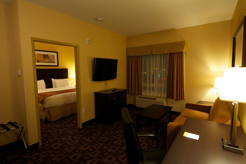 Days Inn & Suites By Wyndham Winnipeg Airport Manitoba Exterior photo