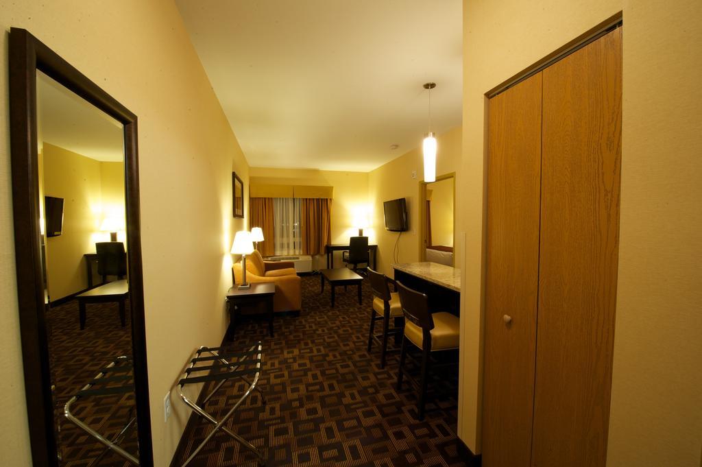 Days Inn & Suites By Wyndham Winnipeg Airport Manitoba Exterior photo