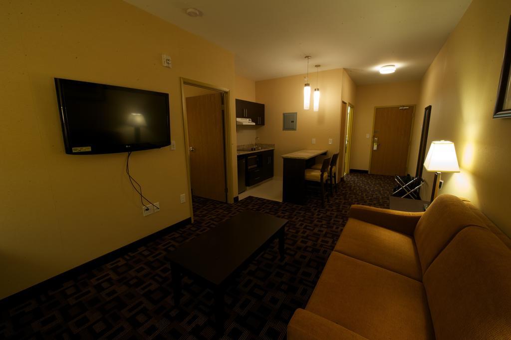 Days Inn & Suites By Wyndham Winnipeg Airport Manitoba Exterior photo