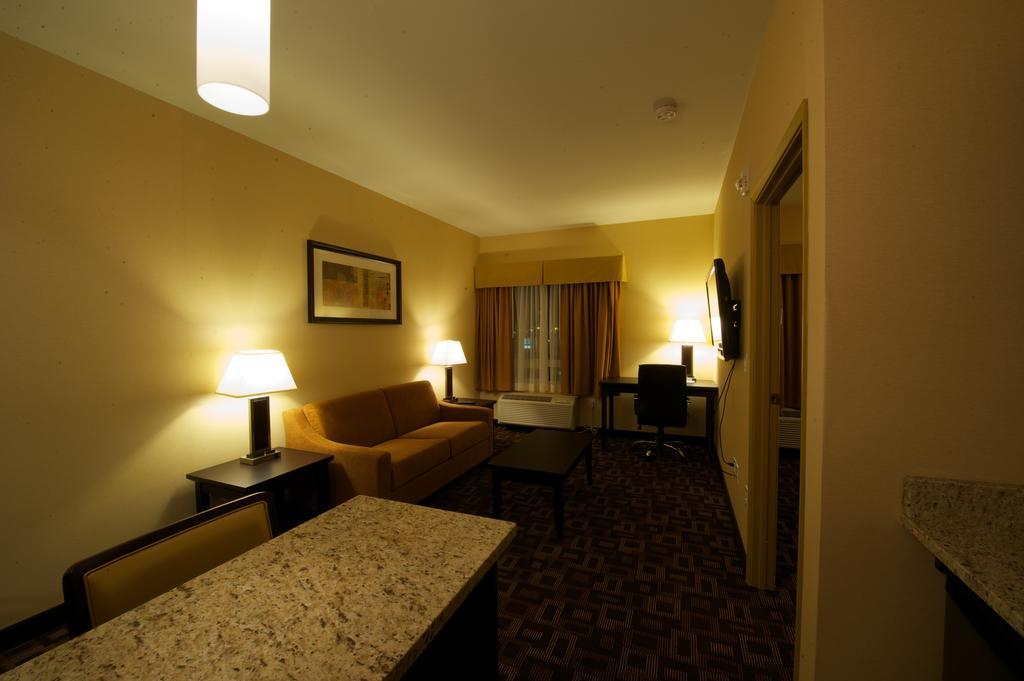 Days Inn & Suites By Wyndham Winnipeg Airport Manitoba Exterior photo