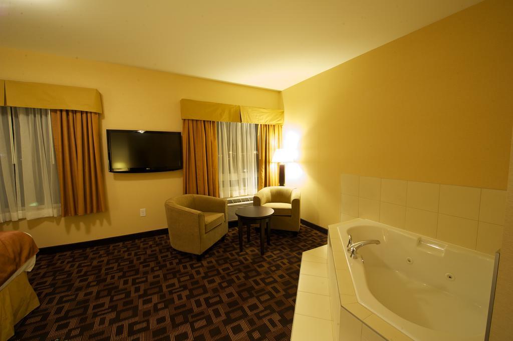 Days Inn & Suites By Wyndham Winnipeg Airport Manitoba Exterior photo